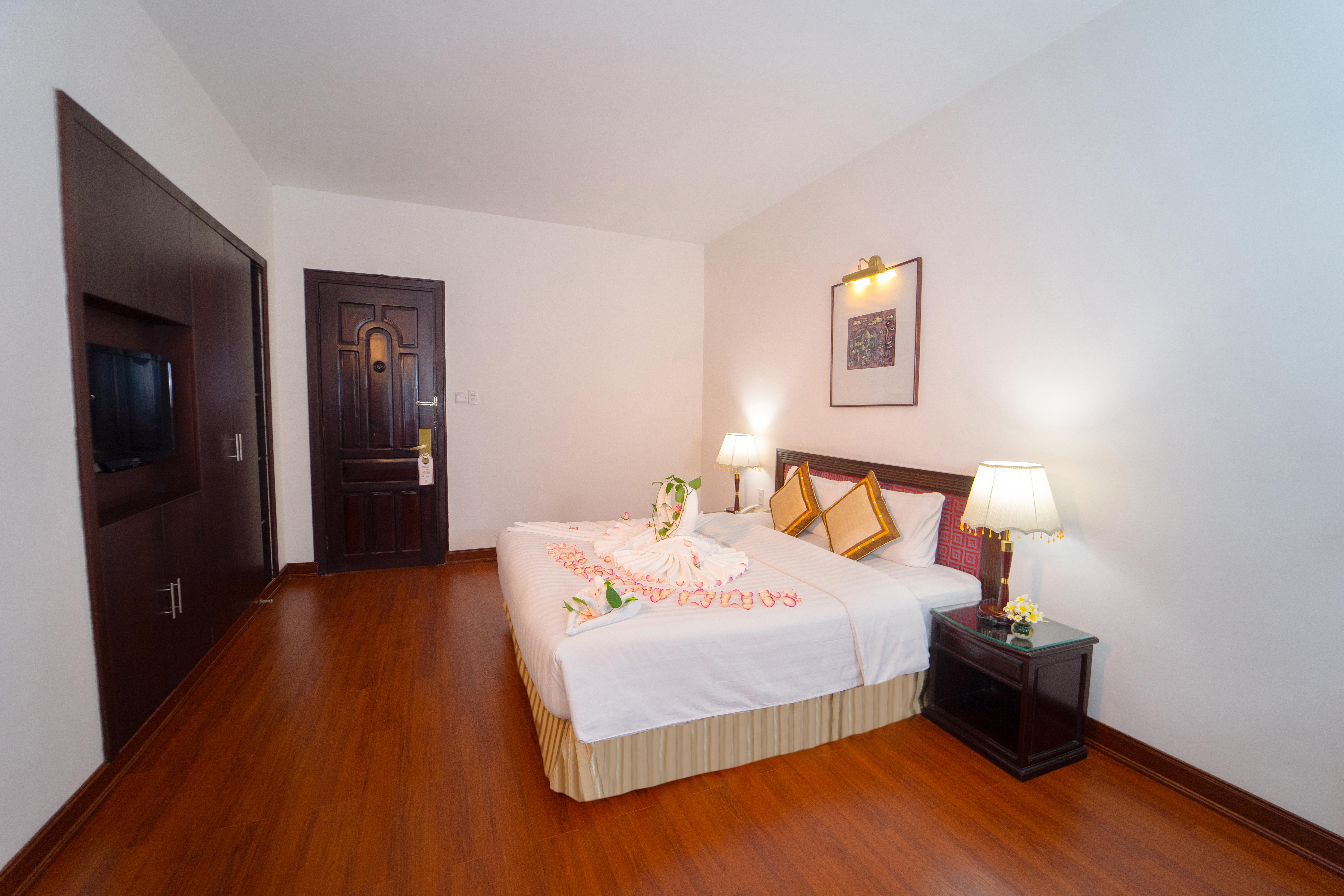 Century Riverside Hotel Hue Exterior photo