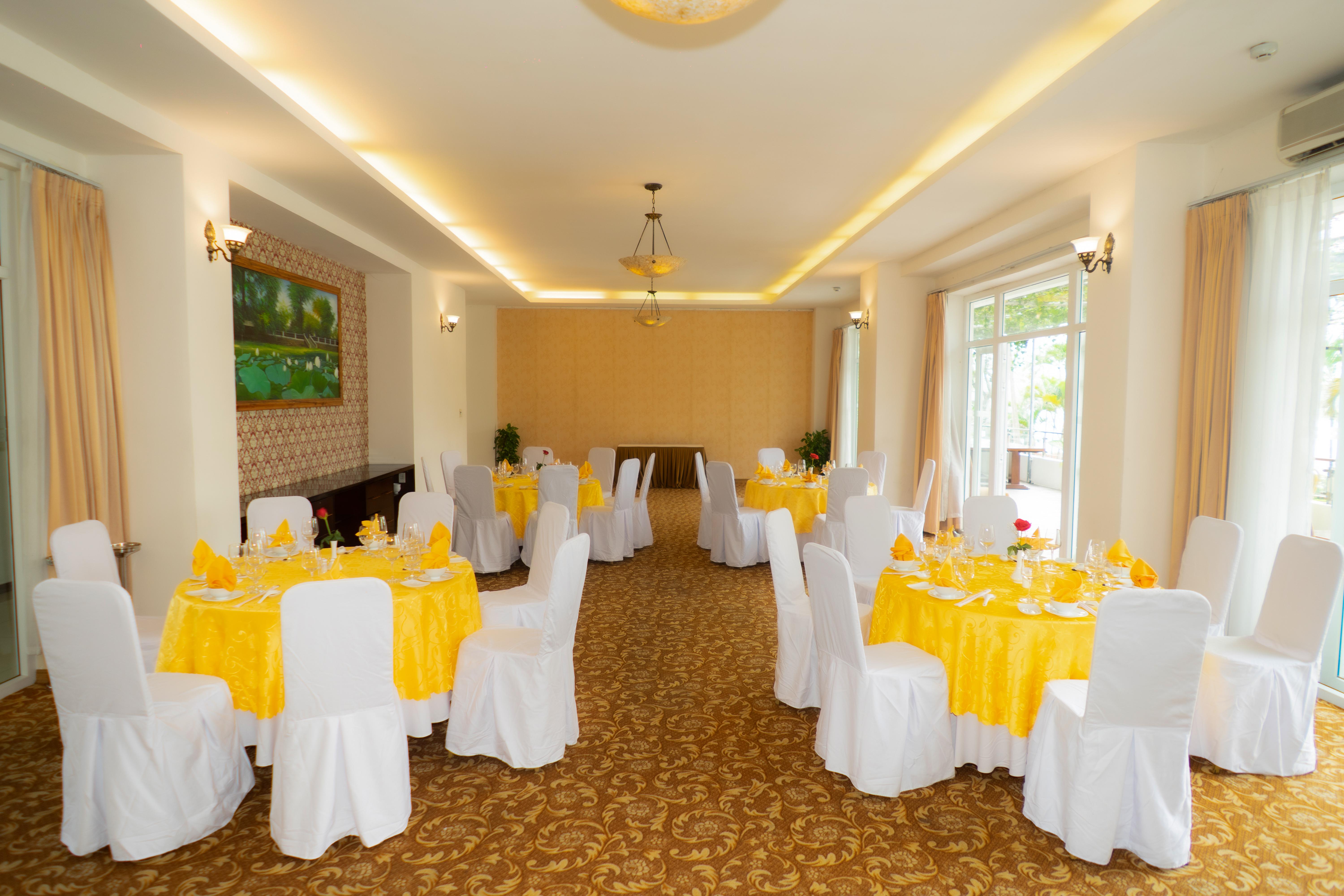 Century Riverside Hotel Hue Exterior photo